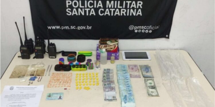 Médico suspeito de enviar drogas sintéticas pelos correios é preso em SC