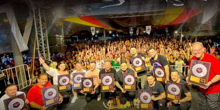 Banda Rainha Musical conquista Disco de Platina com a música ‘Guardanapo’