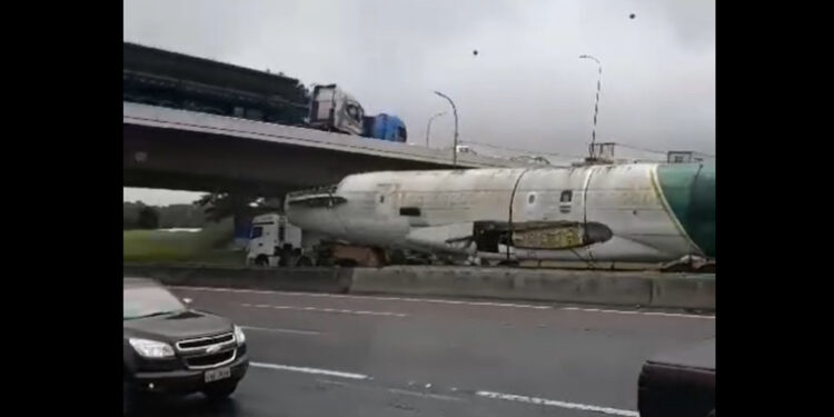 Avião que vai virar bar em Balneário Camboriú é barrado na BR-376