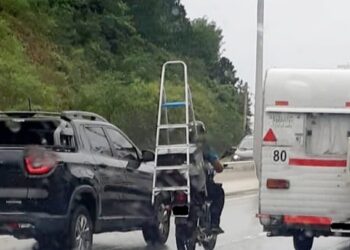 Homem é flagrado pilotando moto com escada em rodovia de Santa Catarina