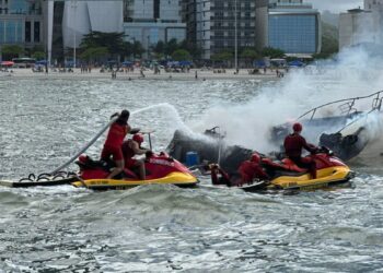 [Vídeo] Lancha com oito pessoas pega fogo em Balneário Camboriú