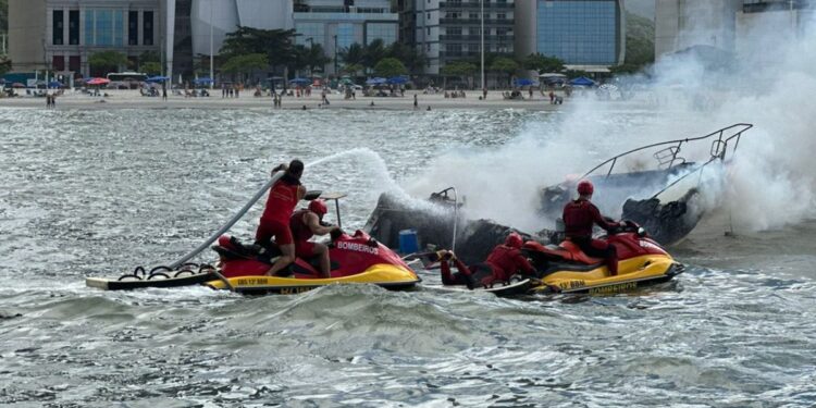 [Vídeo] Lancha com oito pessoas pega fogo em Balneário Camboriú
