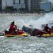 [Vídeo] Lancha com oito pessoas pega fogo em Balneário Camboriú