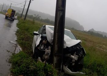 Bebê de 1 ano fica ferido após carro colidir em poste em Jaraguá do Sul