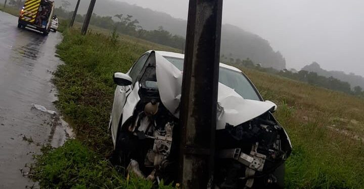 Bebê de 1 ano fica ferido após carro colidir em poste em Jaraguá do Sul