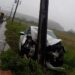 Bebê de 1 ano fica ferido após carro colidir em poste em Jaraguá do Sul