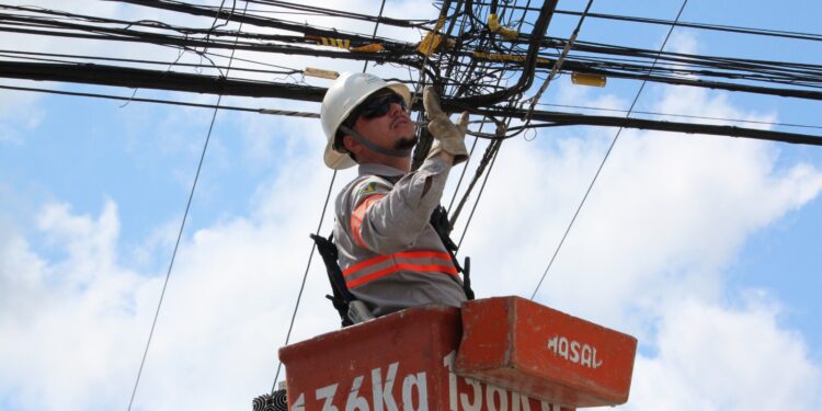 Mutirões de limpeza de postes retiraram 8,5 toneladas de cabos em Jaraguá do Sul