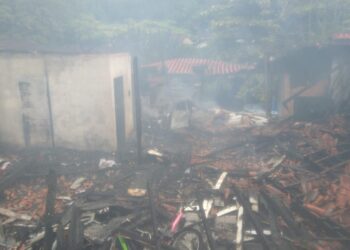 Casa de madeira é completamente destruída em incêndio em Jaraguá do Sul