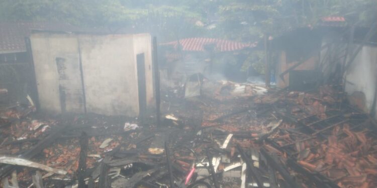 Casa de madeira é completamente destruída em incêndio em Jaraguá do Sul