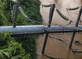 Postes de alta tensão caem durante temporal em Jaraguá do Sul