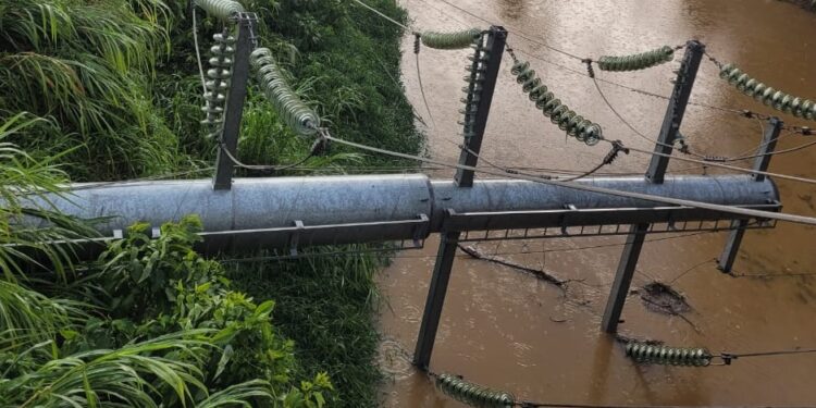 Postes de alta tensão caem durante temporal em Jaraguá do Sul