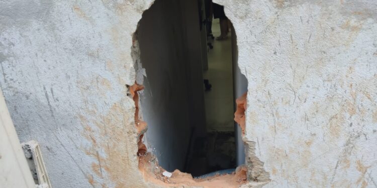 Bandidos fazem buraco na parede e arrombam cofre de Cooperativa em Schroeder