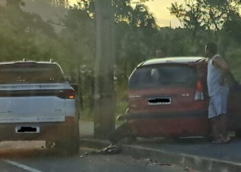 Motorista colide em carro estacionado e fica ferida em Jaraguá do Sul