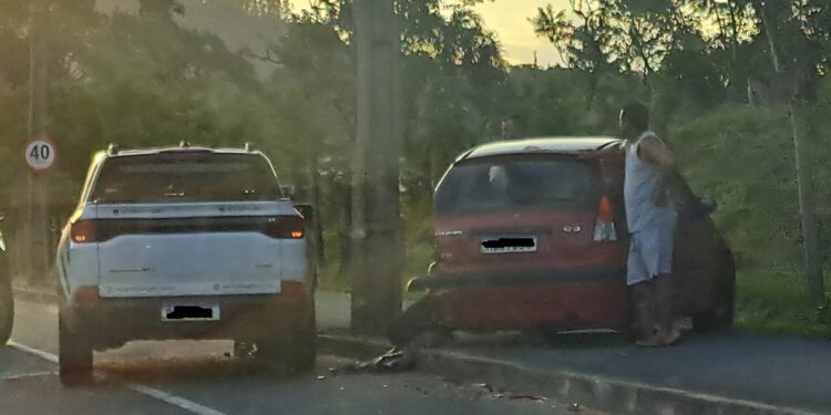 Motorista colide em carro estacionado e fica ferida em Jaraguá do Sul