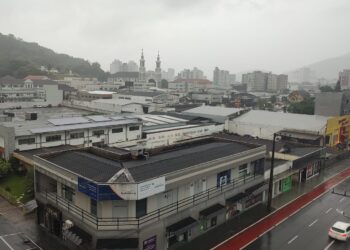 Defesa Civil alerta para risco de temporal em SC nesta terça-feira (16)