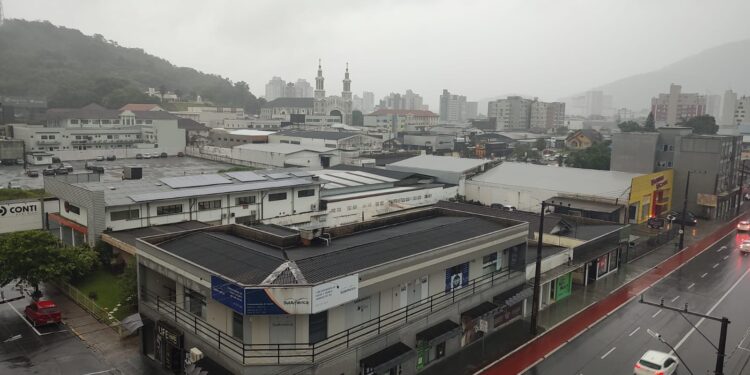 Defesa Civil alerta para risco de temporal em SC nesta terça-feira (16)