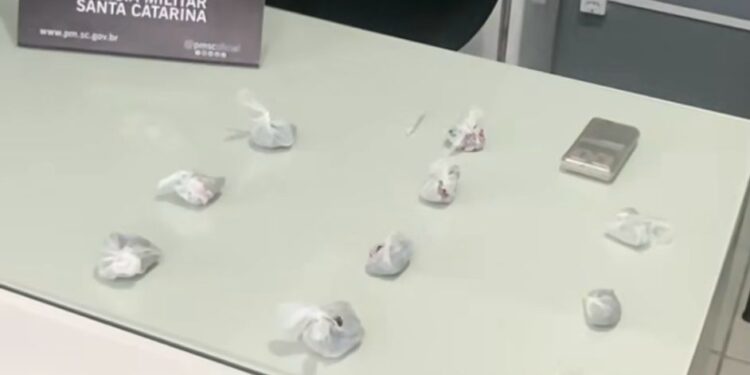 PM apreende maconha após flagrar jovem fumando cigarro da droga em Jaraguá