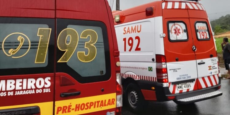 Jovem fica em estado grave após queda de moto em Jaraguá do Sul