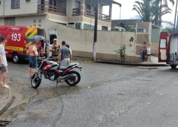 Homem fica ferido após colisão entre carro e moto em Schroeder