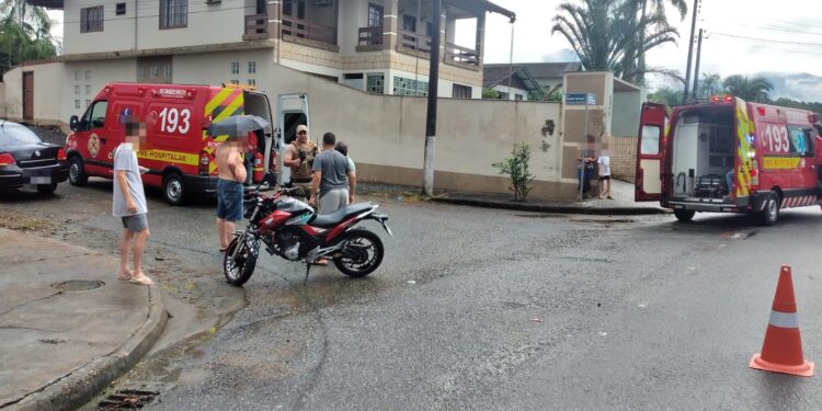 Homem fica ferido após colisão entre carro e moto em Schroeder
