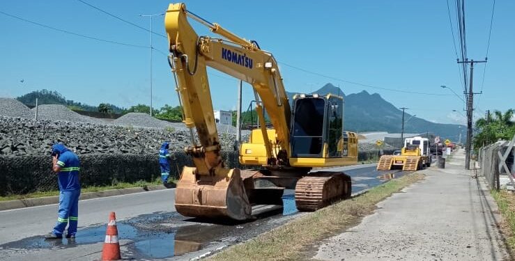 BR-280 é interditada em Guaramirim após rompimento de adutora