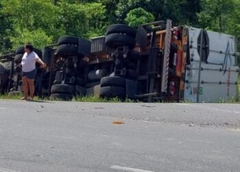 Carreta tomba após colisão com carro na BR-280, em Guaramirim