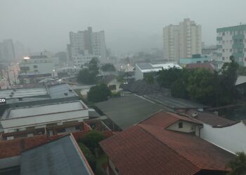 Defesa Civil aponta para chuva persistente e temporais nesta quinta em SC