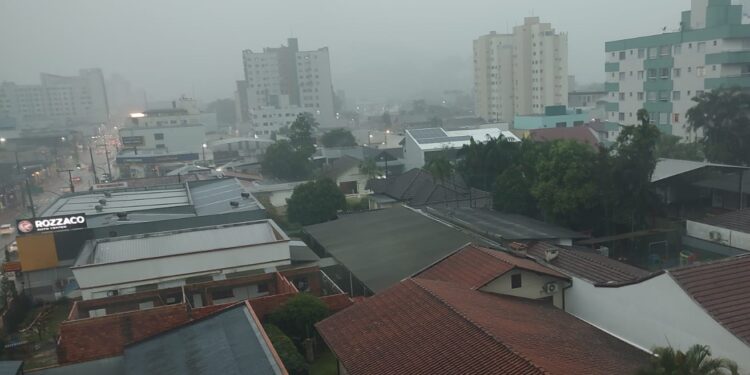 Defesa Civil aponta para chuva persistente e temporais nesta quinta em SC