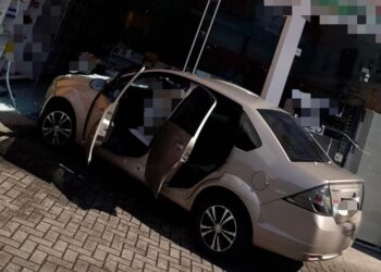 Carro invade farmácia em Jaraguá do Sul