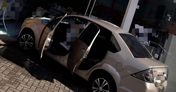Carro invade farmácia em Jaraguá do Sul