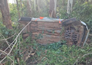 Homem morre após carro cair em ribanceira em SC