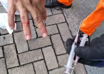 Coletor de lixo de Jaraguá se machuca com agulhas e orienta descarte correto