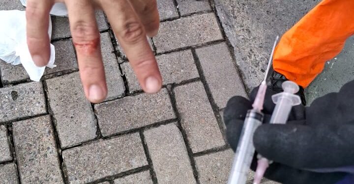 Coletor de lixo de Jaraguá se machuca com agulhas e orienta descarte correto