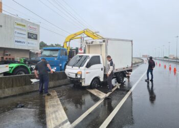 [Vídeo] Caminhão tomba na BR-280, em Guaramirim