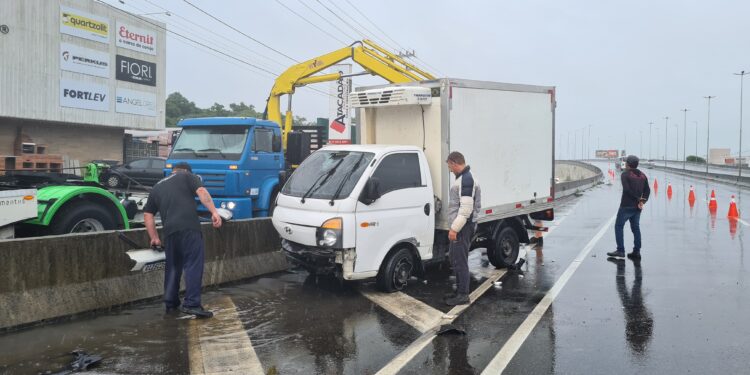 [Vídeo] Caminhão tomba na BR-280, em Guaramirim