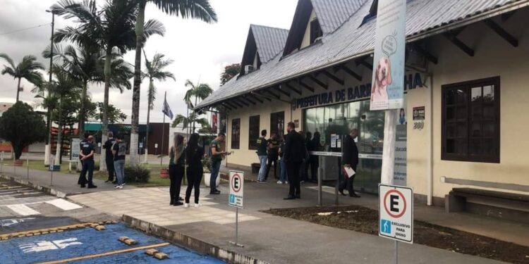 Polícia cumpre mandados de prisão, busca e apreensão na Prefeitura de Barra velha