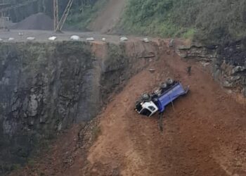 Idoso fica ferido após caminhão cair em barranco em Jaraguá do Sul