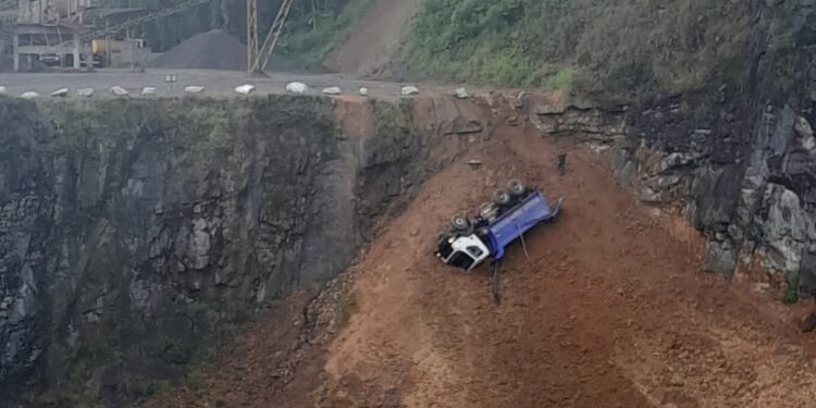 Idoso fica ferido após caminhão cair em barranco em Jaraguá do Sul