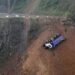 Idoso fica ferido após caminhão cair em barranco em Jaraguá do Sul