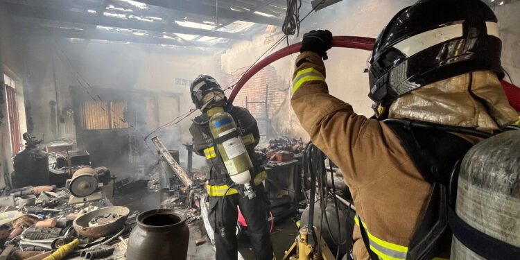 [Vídeo e fotos] Incêndio destrói parcialmente comércio em Jaraguá do Sul