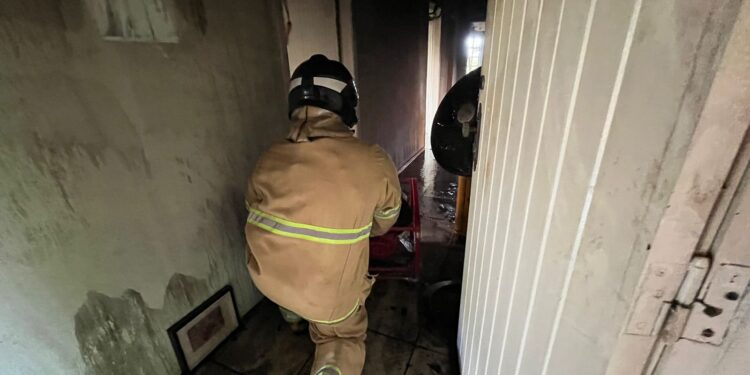 [Vídeo] Casa é atingida por incêndio no bairro Amizade, em Jaraguá do Sul