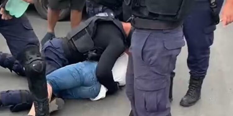 [Vídeo] Motorista de aplicativo é arremessado no chão por guarda em SC