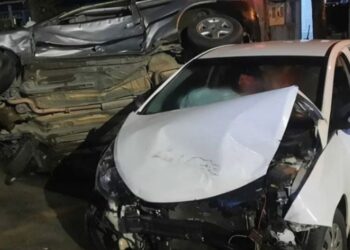 Adolescente causa acidente com três carros e bate em outro veículo durante fuga em SC