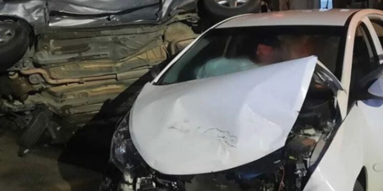 Adolescente causa acidente com três carros e bate em outro veículo durante fuga em SC