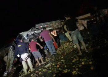 Acidente entre ônibus e caminhão deixa 25 mortos na Bahia
