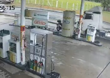 [Vídeo] Carreta invade posto de combustível após acidente em Joinville