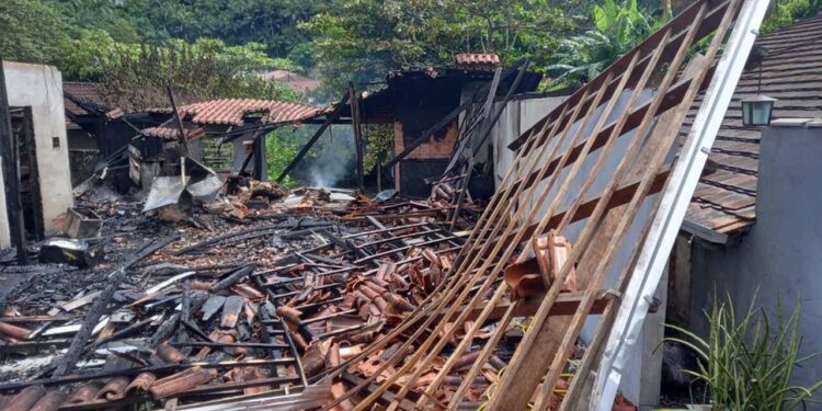 Família pede ajuda após perder tudo em incêndio em Jaraguá do Sul