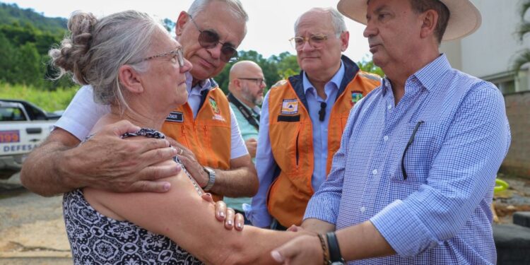 [Vídeo] Em Jaraguá do Sul, governador avalia estragos provocados pela chuva