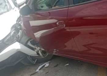 Motorista perde controle e bate em carro parado no semáforo em Jaraguá do Sul