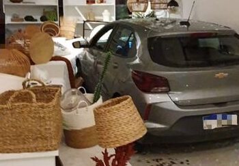 Após perseguição, carro invade loja e PM apreende drogas em Jaraguá do Sul